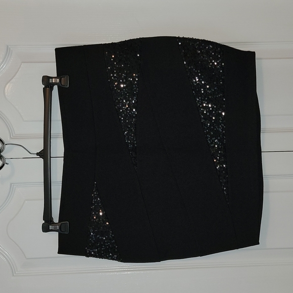 Torrid Size 1 Black Skirt with Sequins - Picture 1 of 3